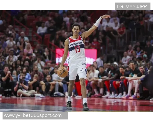 库兹马半场表现出色7投4中贡献11分2篮板2助攻展现强大实力